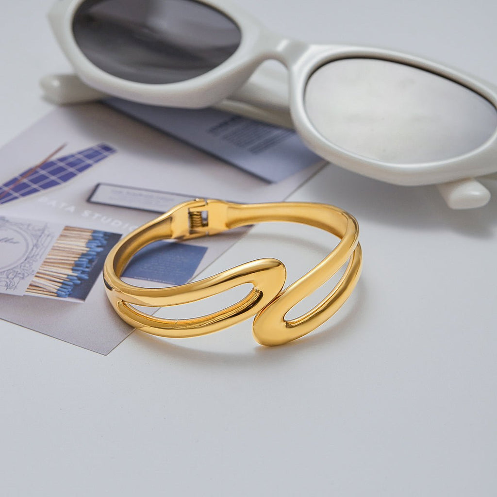 Manchette Étreinte Fluide Bracelet - 18k Gold Plated Jewelry Switzerland